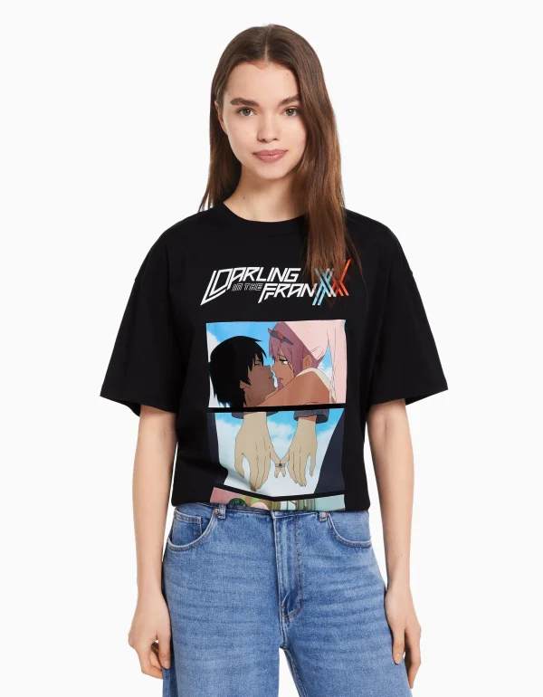 Camiseta manga corta print Darling in the Franxx-BERSHKA Outlet