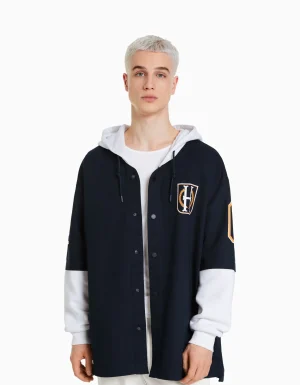 Sobrecamisa manga larga capucha felpa varsity-BERSHKA Best